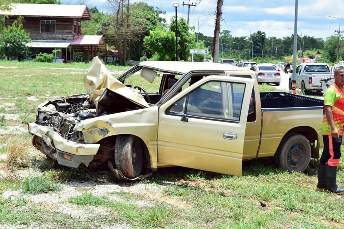 Eight-Buddhist-monks-died-in-a-car-accident-in-Mukdahan-province-SPACEBAR-Photo02.jpg