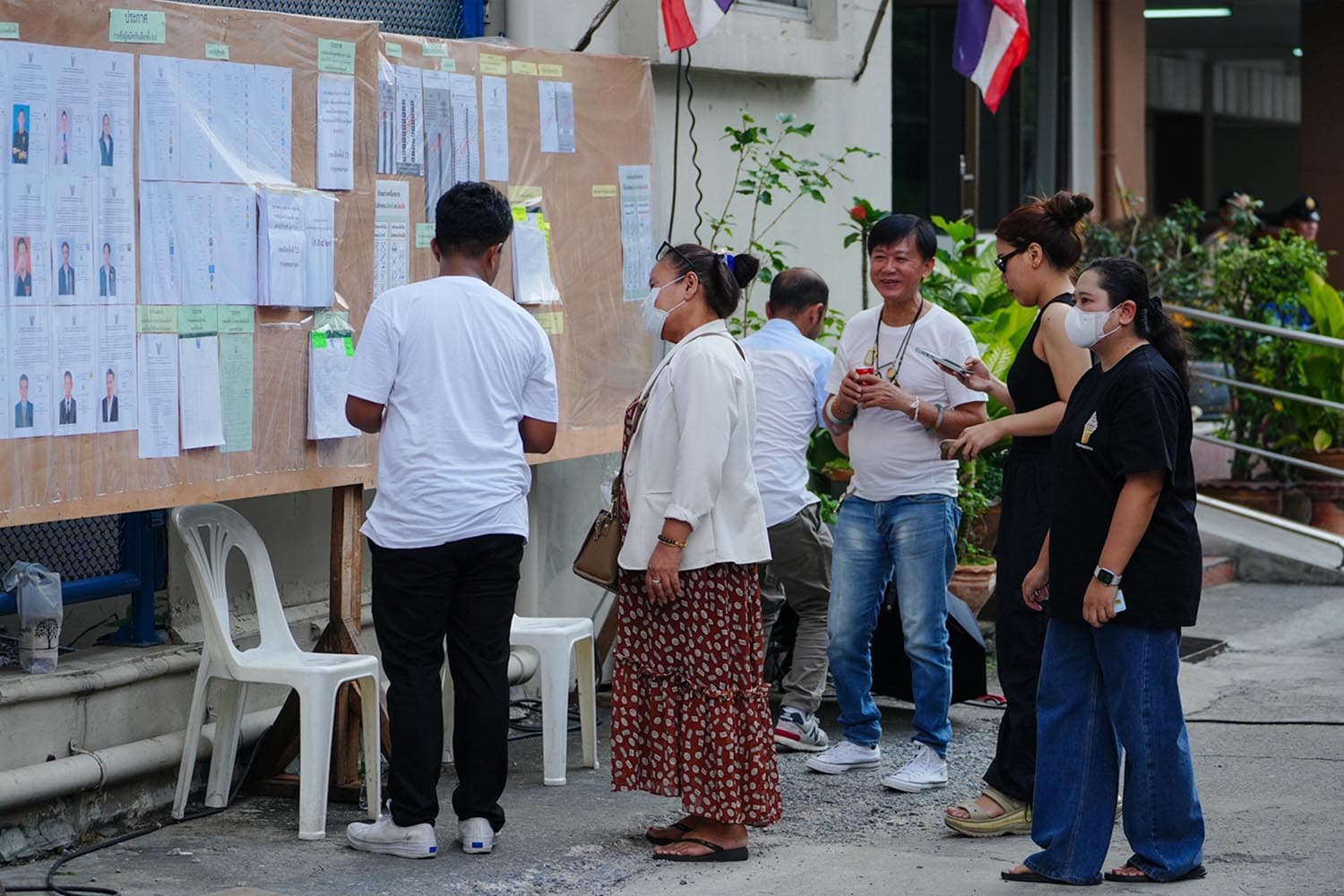 Photo Story : สังคมตั้งข้อสังเกต ลต.ใหม่ คันนายาว ‘บัตรสีชมพู’ ไม่มี ‘เลขต้นขั้ว’ ?
