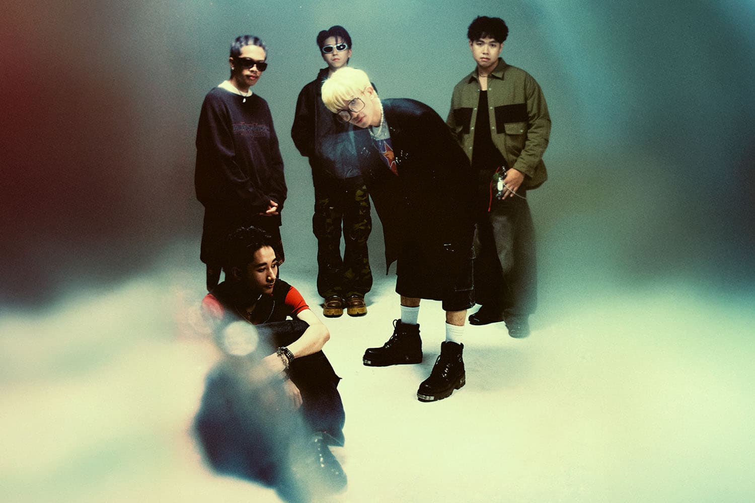 บทสัมภาษณ์สุดเอ็กซ์คลูซีฟวง SONS. กับเบื้องหลังความคิดถึงที่ต้องยอมรับแทนการรอคอยในเพลงใหม่ ‘ปลายฝน ต้นหนาว’