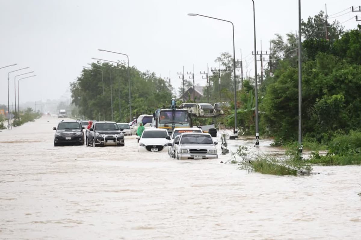 GISTDA-releases-satellite-map-data-for-Hat Yai-showing-critical-flood-levels-SPACEBAR-Photo01.jpg