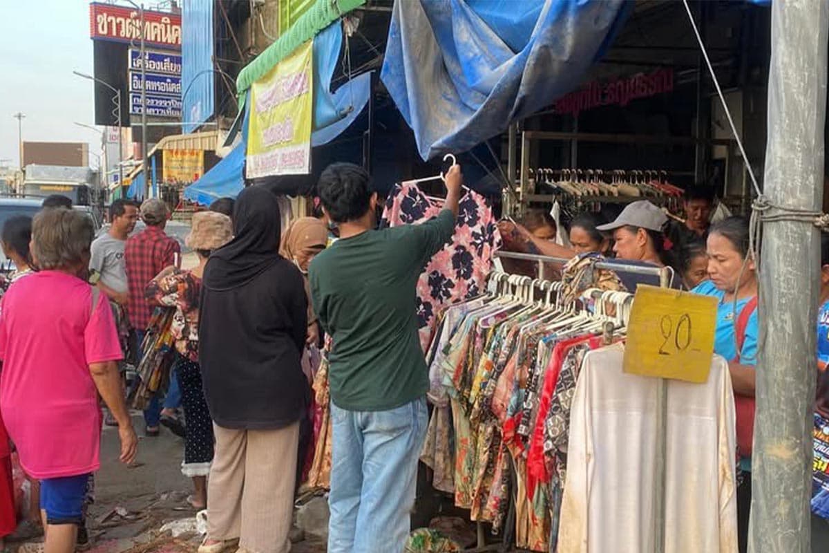 Hat Yai-residents-flock-to-buy-and-sell-flood-damaged-goods-at-low-prices-SPACEBAR-Photo01.jpg