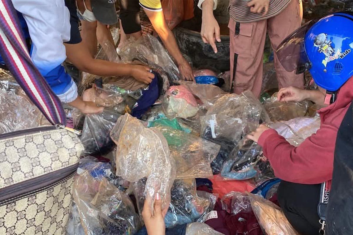 Hat Yai-residents-flock-to-buy-and-sell-flood-damaged-goods-at-low-prices-SPACEBAR-Photo03.jpg