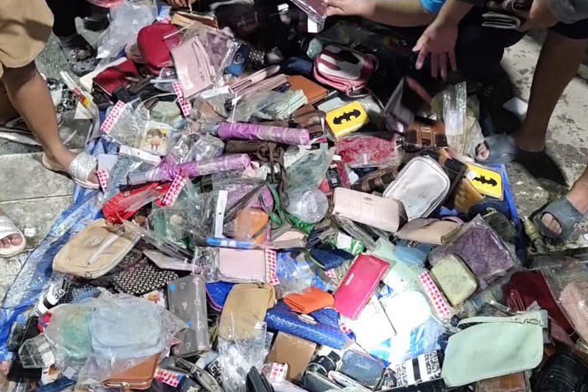 Hat Yai-residents-flock-to-buy-and-sell-flood-damaged-goods-at-low-prices-SPACEBAR-Photo05.jpg