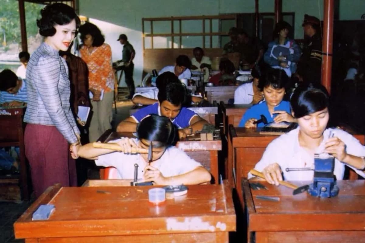 Her-Majesty-the-Queen Mother-The-Mother-and-Teacher-of-the-Land-SPACEBAR-Photo03.jpg