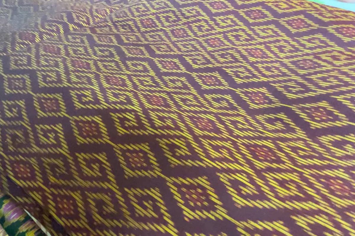 Her-Majesty-the-Queen Mother-gave-life-to-the-silk-people-of-Isan-creating-a-career-SPACEBAR-Photo04-2.jpg