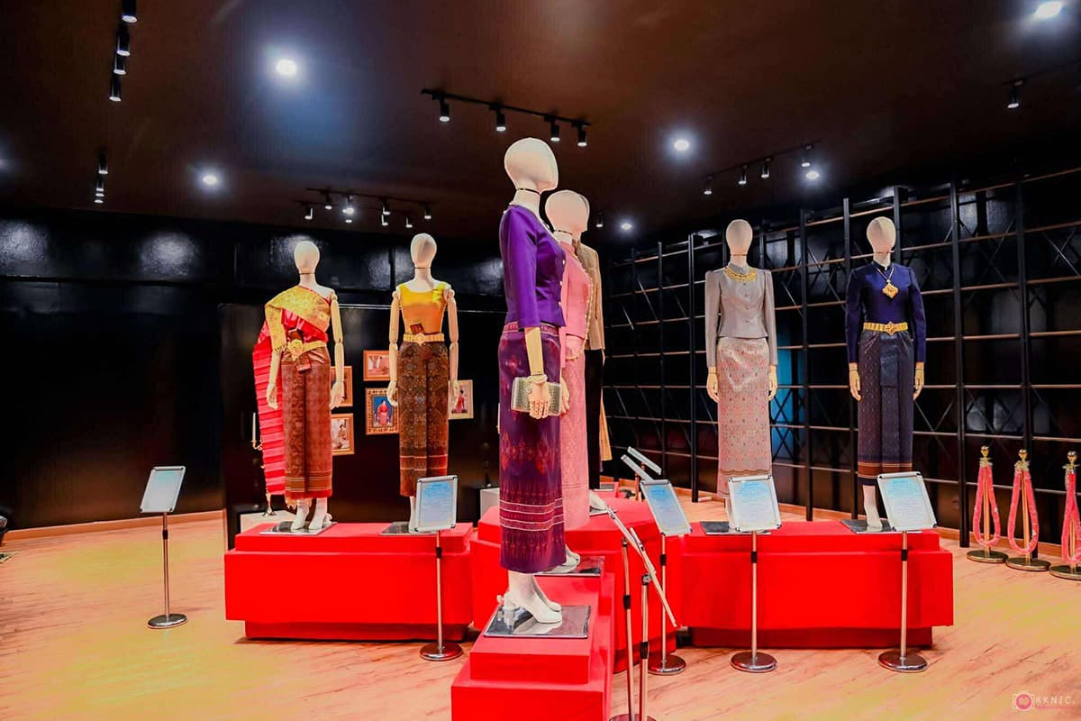 Her-Majesty-the-Queen Mother-gave-life-to-the-silk-people-of-Isan-creating-a-career-SPACEBAR-Photo05.jpg