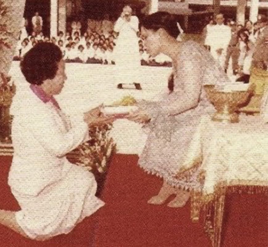 Mother School-inspired-by-the-past-of-Her-Majesty-the-Queen Mother-SPACEBAR-Photo01.jpg