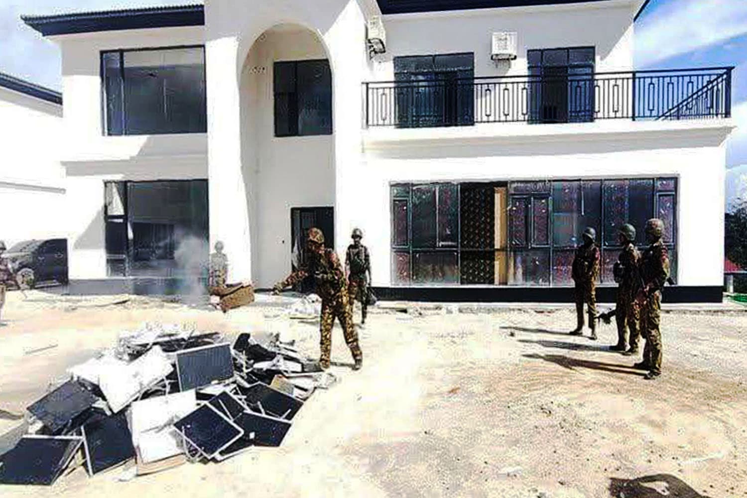 ‘ทหารเมียนมา’ บุกทลายฐานที่มั่นแก๊งคอลเซ็นเตอร์ จับคนงานกว่า 2,200 คน ยึดสตาร์ลิงค์ 30 ชุด