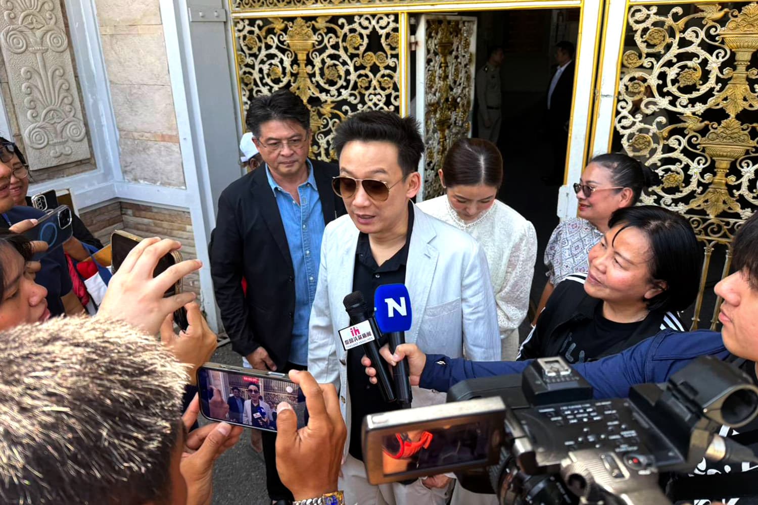 ‘ลูกโอ๊ค’ เยี่ยม ‘พ่อ’ ยันคดี 112 ไม่กระทบพักโทษ ‘ทักษิณ’