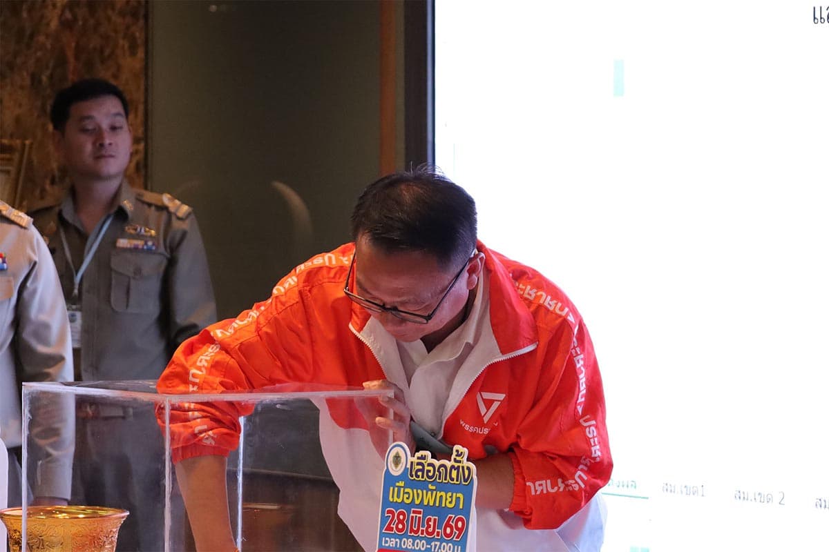 Pattaya-City-elections-are-bustling-with-activity-as-three-major-teams-submitted-their-applications-on-the-first-day-SPACEBAR-Photo07.jpg