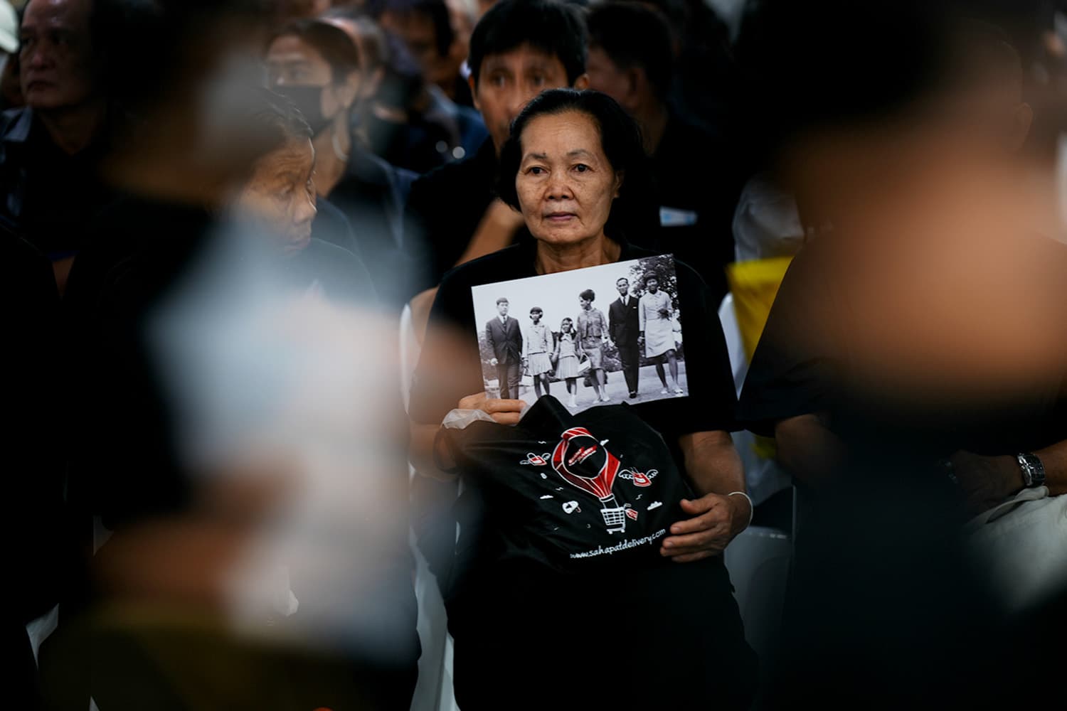 Photo Story : พสกนิกรเข้าสักการะพระบรมศพ ‘พระพันปีหลวง’ วันแรก