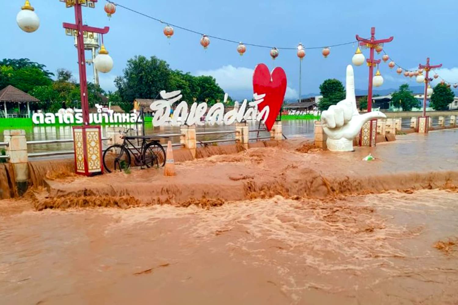 ‘เพชรบูรณ์’วิกฤต! อิทธิพลพายุ ‘หนองฟ้า’ ซัดท่วม ‘หล่มสัก’ ระดับน้ำสูงสุดเป็นประวัติการณ์