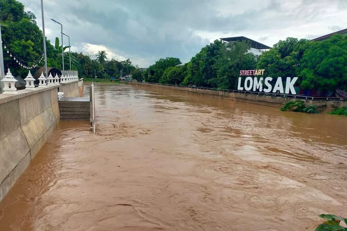 Phetchabun-in-crisis-Storm-Nong Fa-lashes-Lom Sak-causing-record-flooding-SPACEBAR-Photo02.jpg