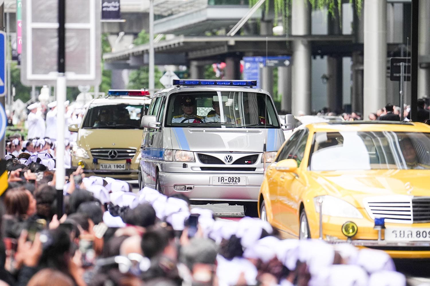 Photo Story :อัญเชิญพระศพ ‘พระพันปี’ จาก รพ.จุฬาฯ สู่ ‘พระบรมหาราชวัง’