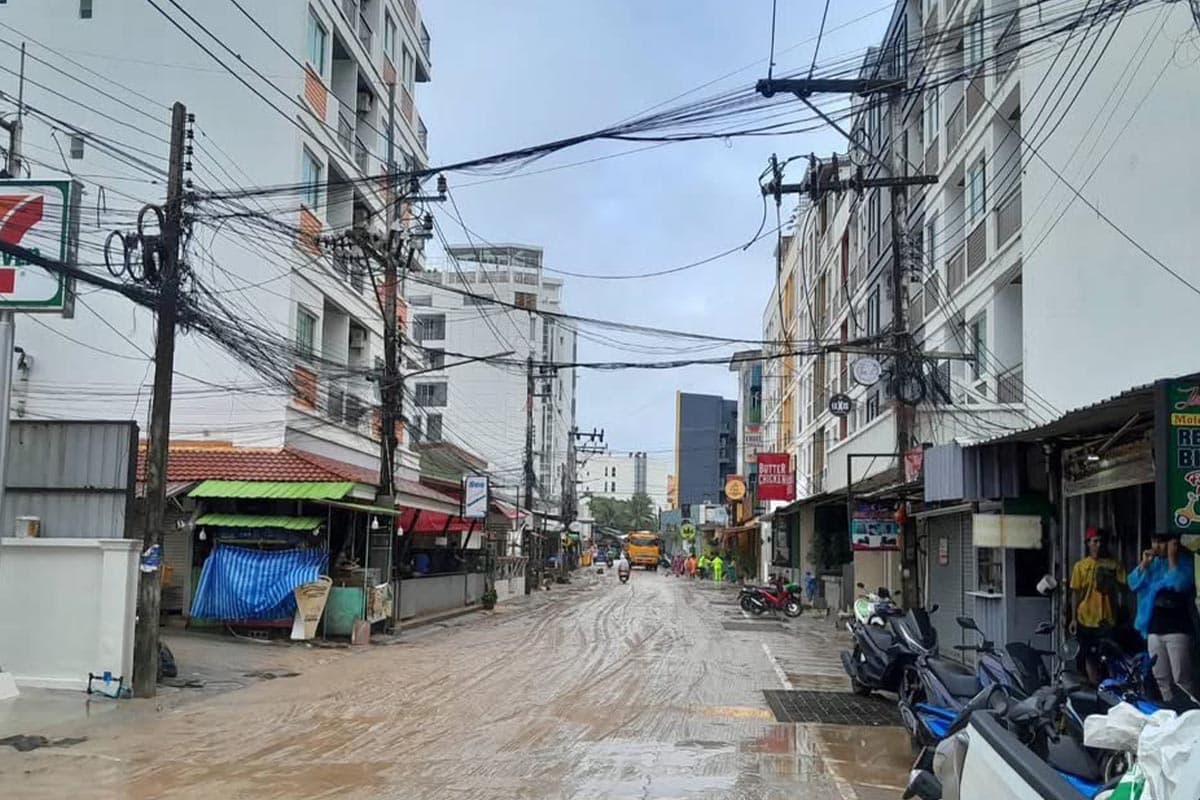Phuket-remains-in-a-critical-situation-with-accumulated-rainfall-causing-high-flood-levels-in-many-areas-SPACEBAR-Photo05.jpg