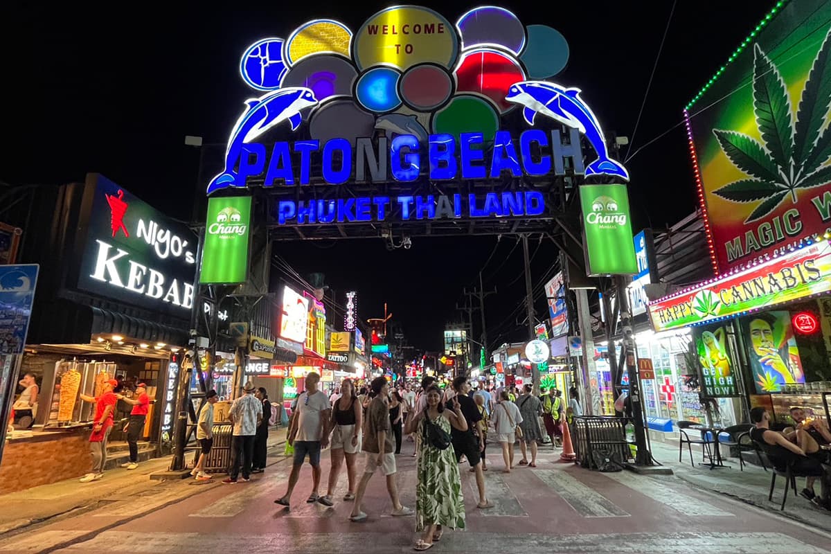 Phuket-tourists-are-watching-closely-for-government-measures-to-reduce-the-visa-free-period-to-30-days-SPACEBAR-Photo03.jpg