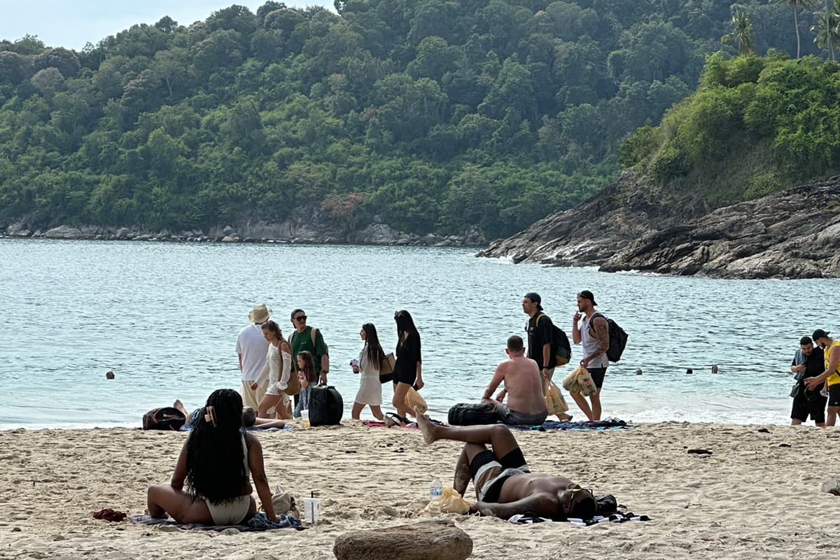 Phuket-tourists-are-watching-closely-for-government-measures-to-reduce-the-visa-free-period-to-30-days-SPACEBAR-Photo04.jpg