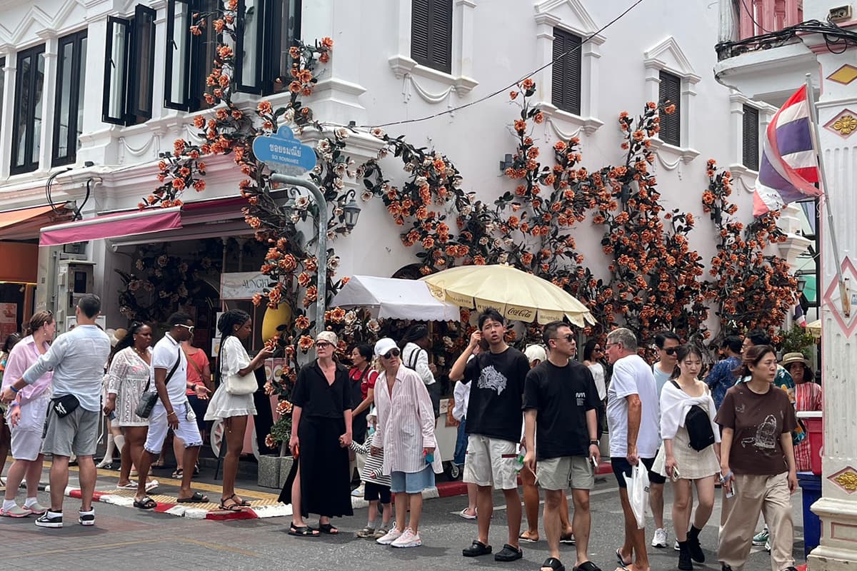 Phuket-tourists-are-watching-closely-for-government-measures-to-reduce-the-visa-free-period-to-30-days-SPACEBAR-Photo05.jpg