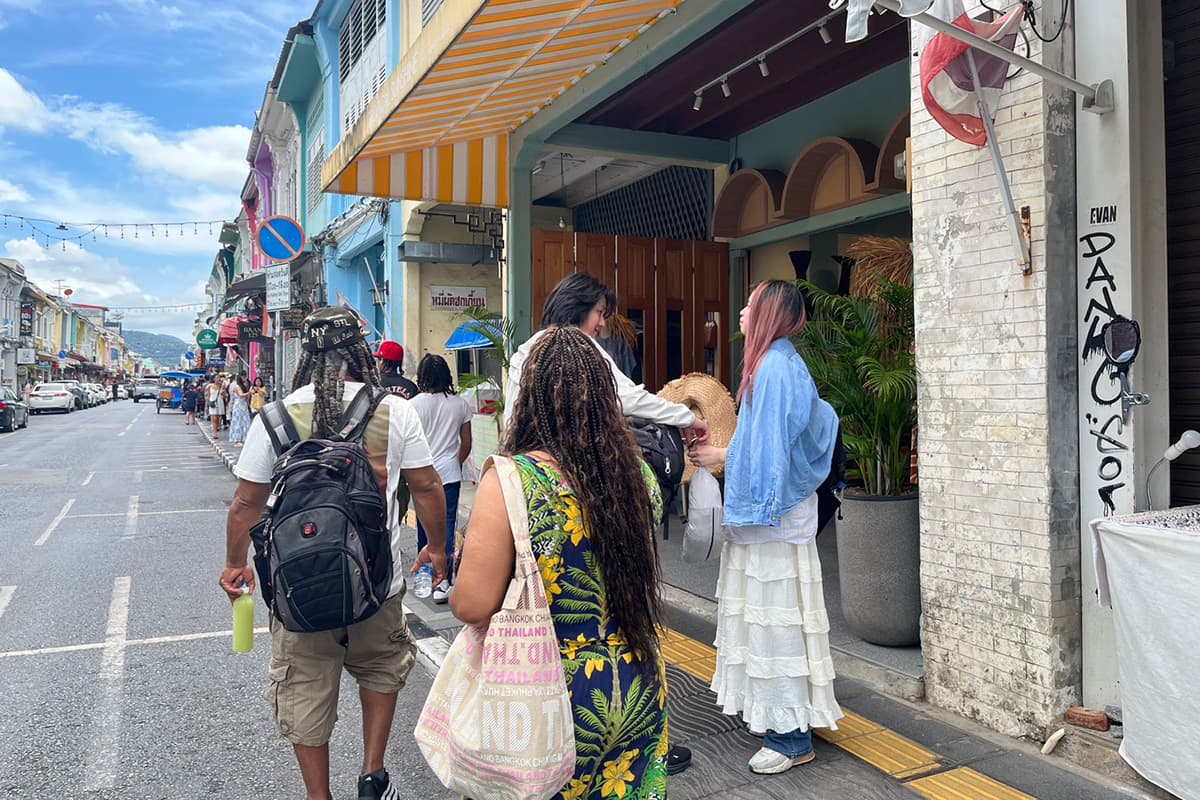 Phuket-tourists-are-watching-closely-for-government-measures-to-reduce-the-visa-free-period-to-30-days-SPACEBAR-Photo06.jpg