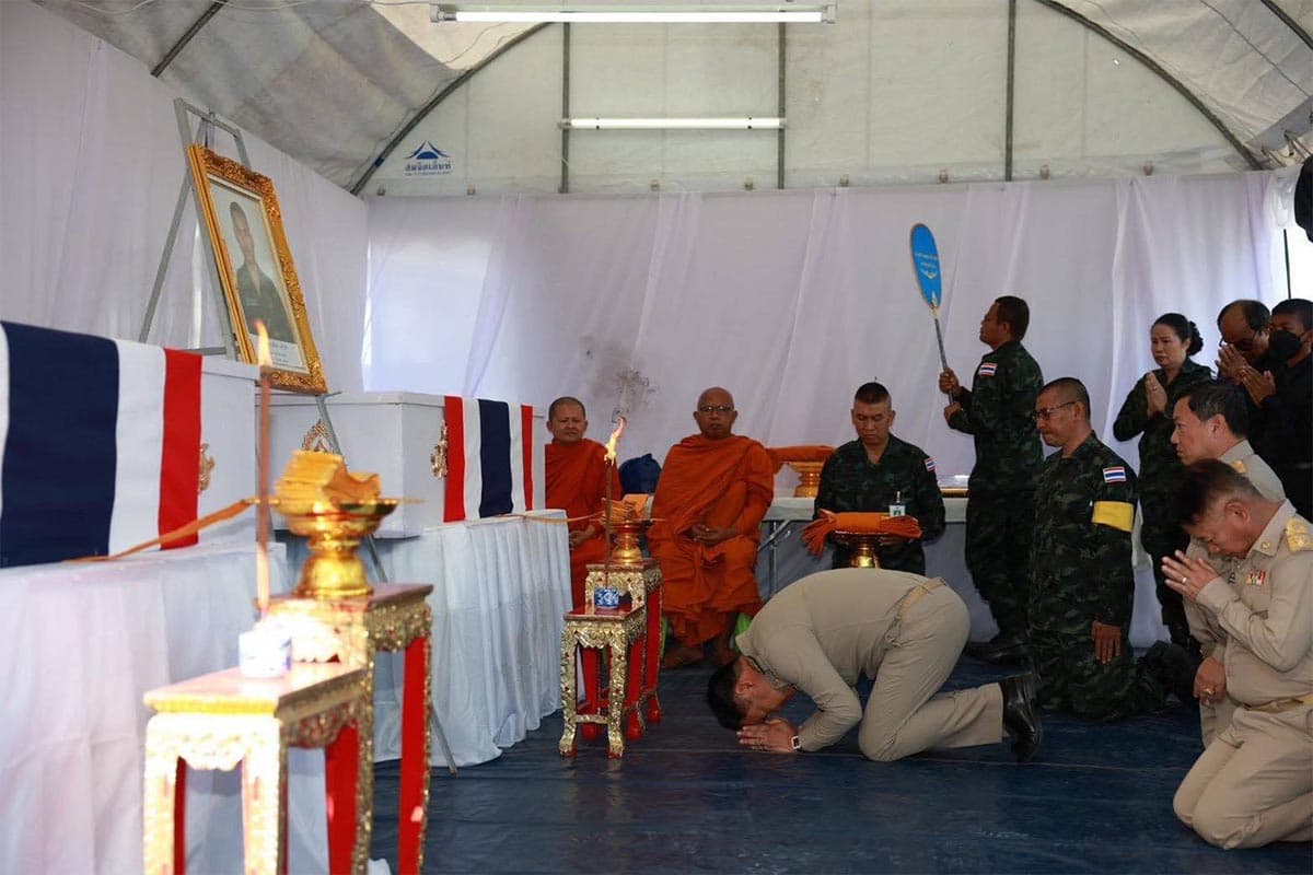 Prime Minister-Anutin-receives-the-draft-tribute-to-two-brave-soldiers-who-defended-Thai-soil-SPACEBAR-Photo01.jpg