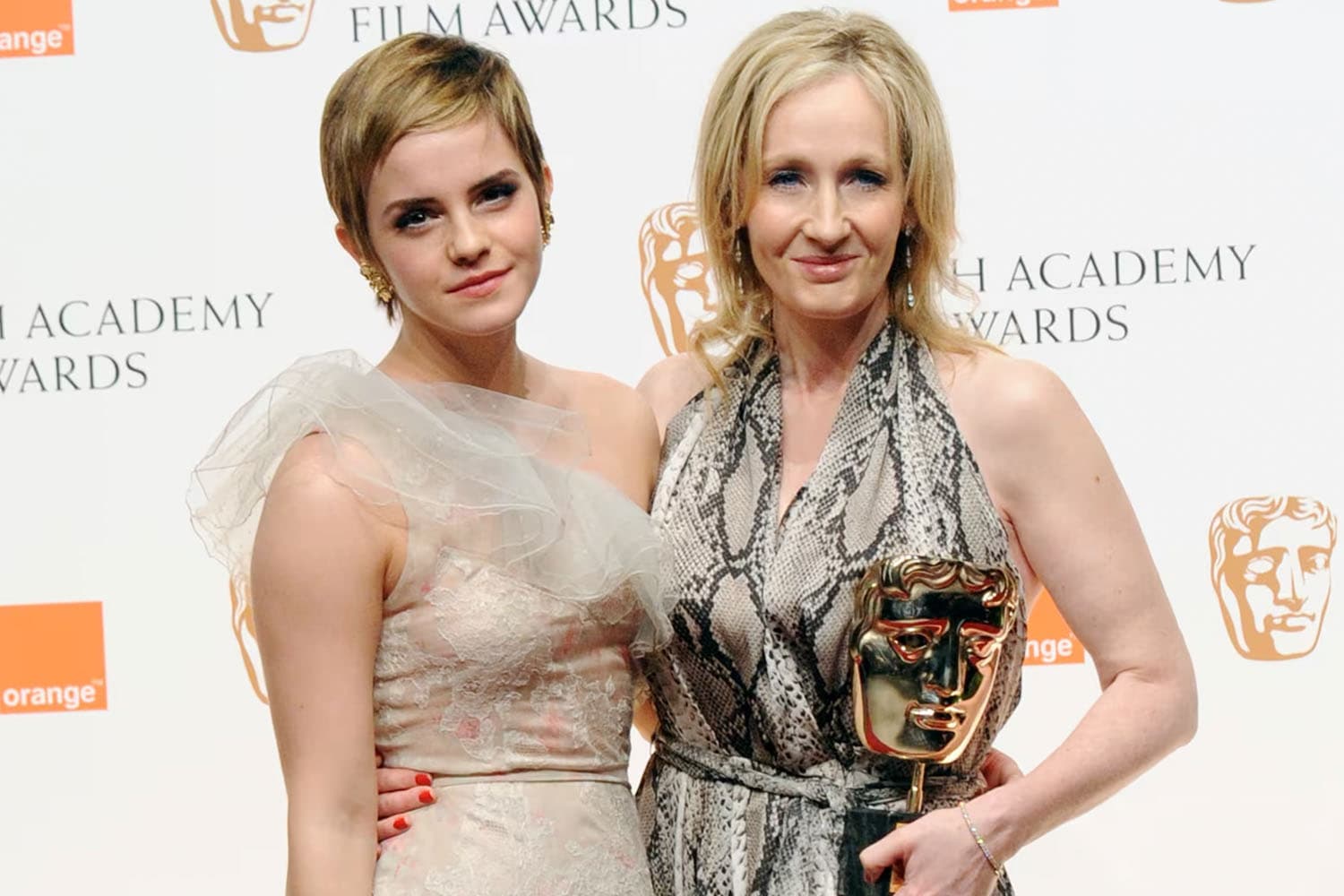 J.K. Rowling ออกปากวิจารณ์ Emma Watson ดุเดือดหลังจากเธอออกมาพูดถึงประเด็นเรื่องสิทธิคนข้ามเพศ