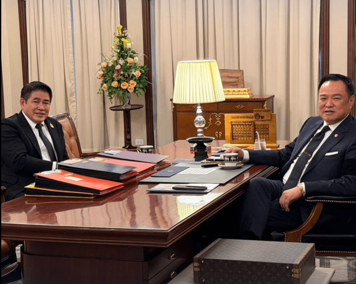 นั่งสนทนาแบบประจันหน้า ผู้กองธรรมนัสสายล่อฟ้าของรัฐบาล จากนี้ไปนายกฯอนุทินจะลุกขึ้นสู้แน่ แต่จะเต็มแรงหรือไม่อีกไม่นานมีคำตอบ