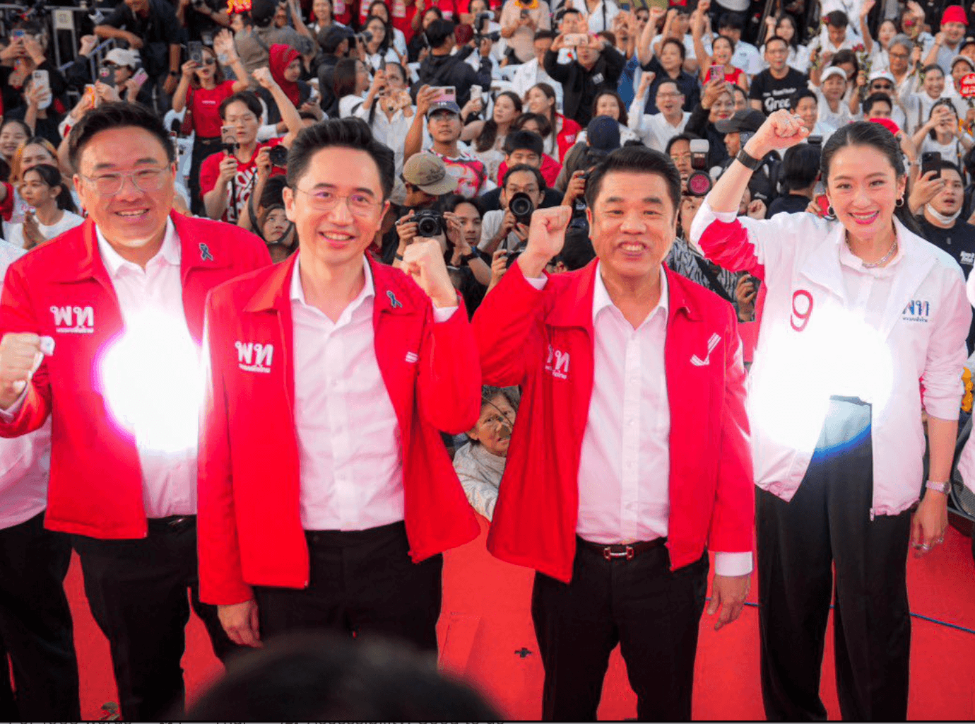 สุริยะ จึงรุ่งเรืองกิจ มีศักดิ์เป็นอาของธนาธร จึงรุ่งเรืองกิจ อยู่คนละพรรค คิดคนละอย่าง กระทบกันบ้าง แต่สุดท้ายก็คุยกันได้