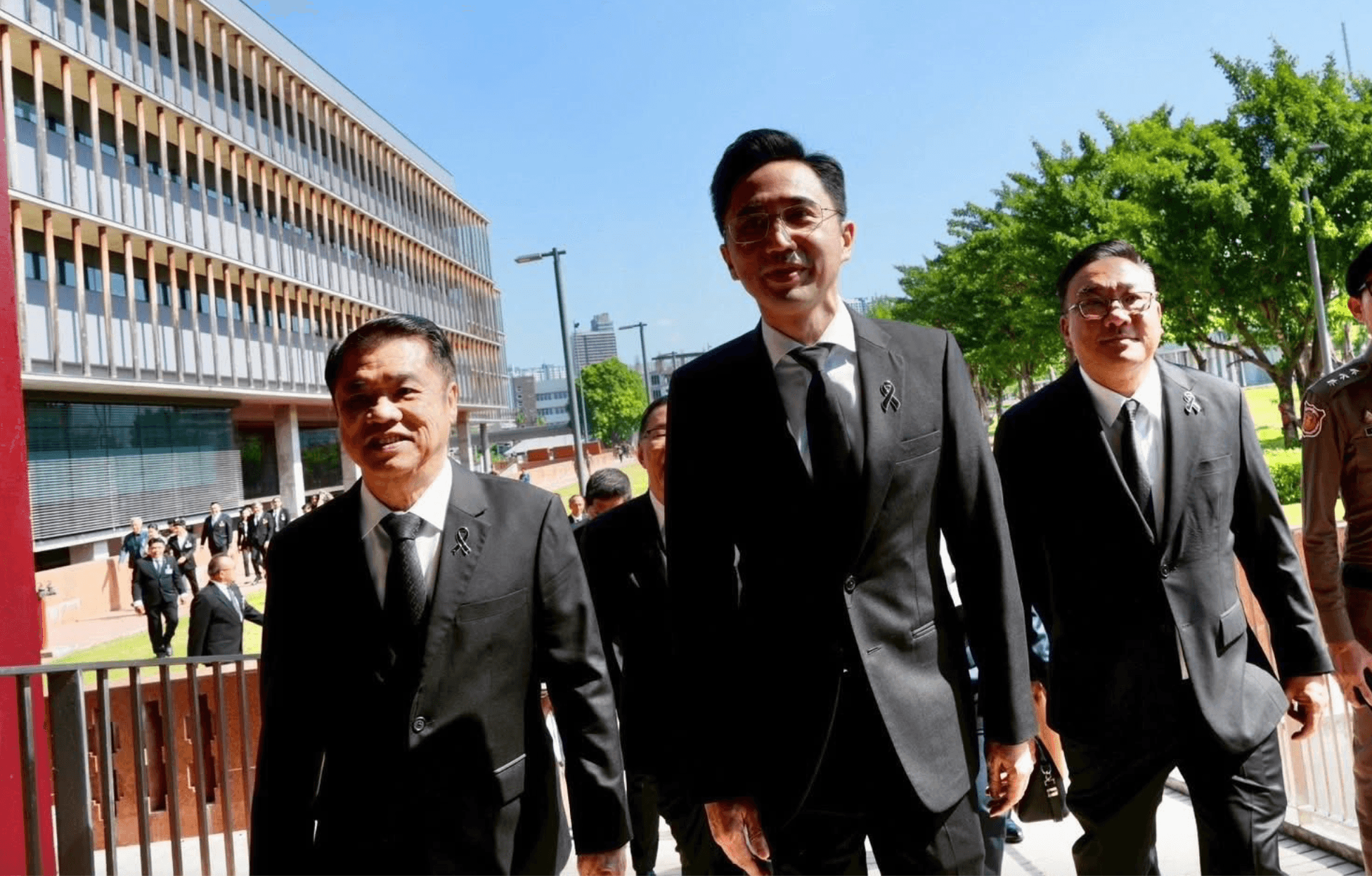 พรรคเพื่อไทยกำลังจัดเก้าอี้ีัรัฐมนตรีอย่างแข็งขัน ขั้วอำนาจต่าง ๆ ก็ต้องออกแรงกัน ตำแหน่งมีน้อย ใช้สอยอย่างประหยัด