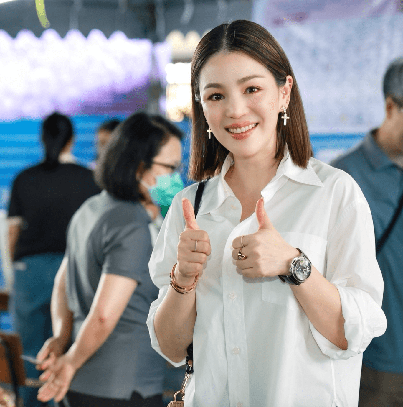 มาดามเดียร์ วทันยา บุนนาค มีชื่อออกมาคู่กับ อภิรักษ์ โกษะโยธิน ว่าเป็นตัวเลือกในการส่งผู้สมัครลงชิงผู้ว่าฯ กทม.ของพรรคสีฟ้า