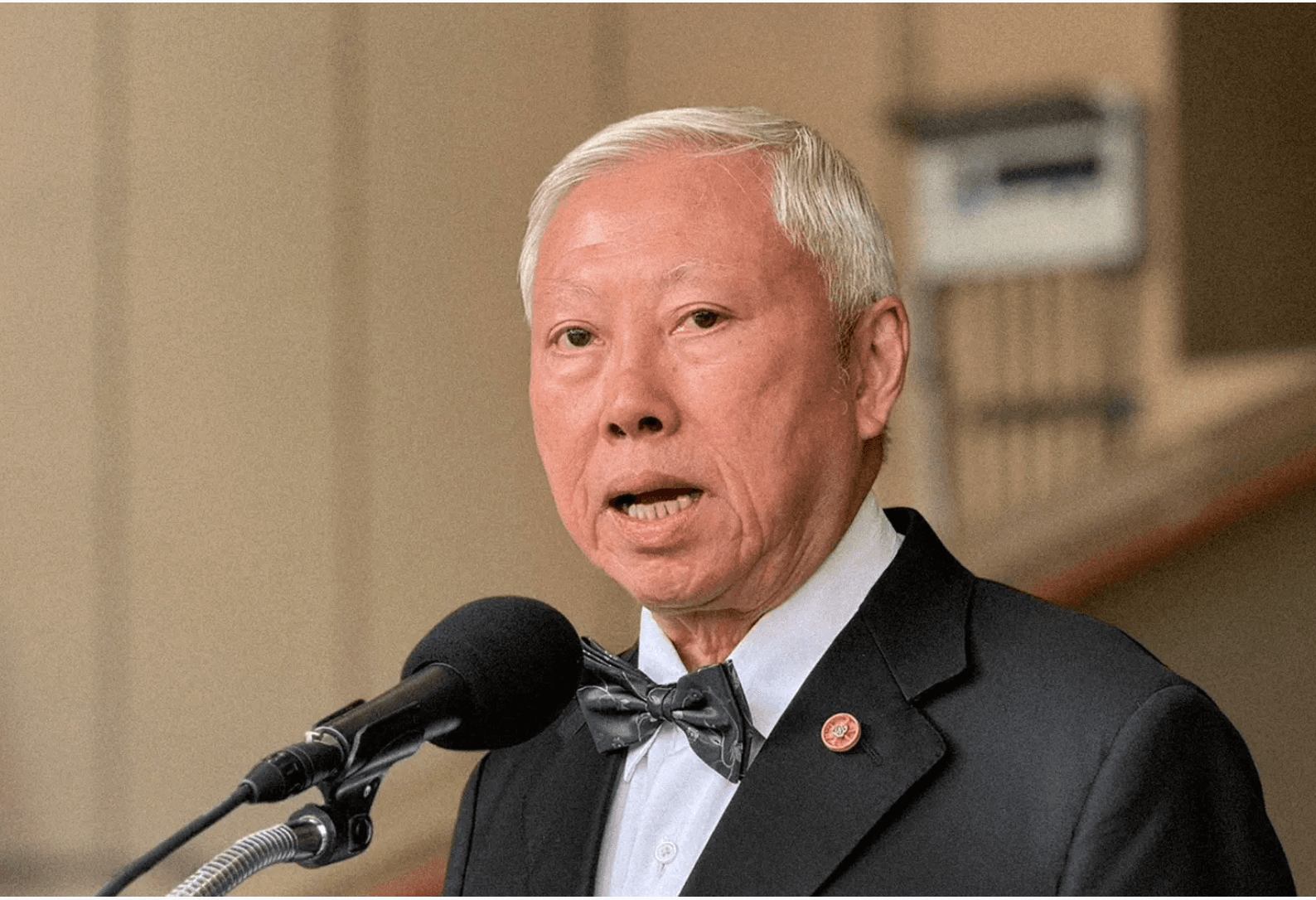 ดร.บวรศักดิ์ อุวรรณโณ รองนายกรัฐมนตรี มือกฎหมายของรัฐบาล ไม่มีชื่อใน ครม.ใหม่ แต่มีชื่อ ดร.สมคิด เลิศไพฑูรย์ ขึ้นมาแทน และกำลังรอคำคอบว่าตัดสินใจอย่างไร