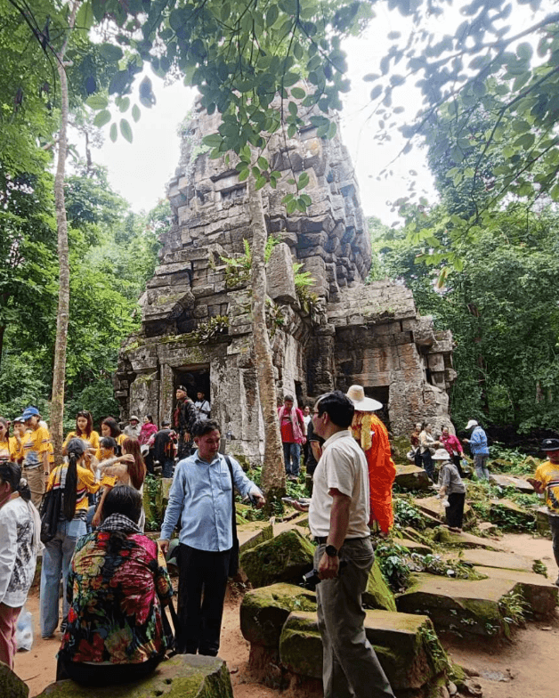 นักท่องเที่ยวเข้าชมประวัติศาสตร์ สัมผัสธรรมชาติ และรำลึกวีรกรรมผู้กล้า ‘ปราสาทตาควาย-เนิน 350’ ต.บักได อ.พนมดงรัก จ.สุรินทร์ อย่างเนืองแน่น