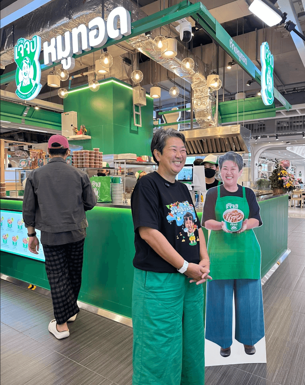 ‘เจ๊จง’ หรือจงใจ กิจแสวง เจ้าของร้าน ‘ข้าวหมูทอดเจ๊จง’ ให้ความเห็นตรงไป ตรงมา กับนโยบายข้าวแกง 40 บาทของรัฐมนตรีพาณิชย์ศุภจี สุธรรมพันธุ์