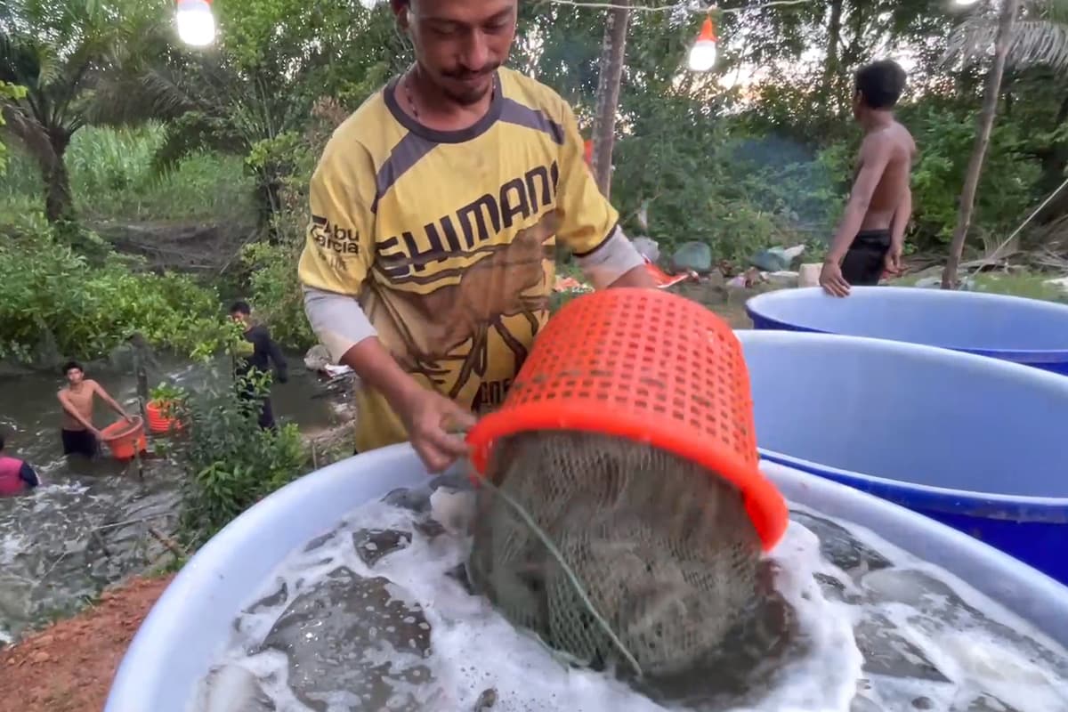 Thai-shrimp-crisis-System-wide-losses- farmers-urge-government-to-urgently-resolve-the-issue-SPACEBAR-Photo01.jpg