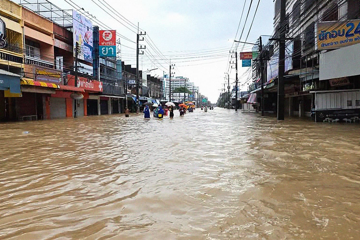 หาดใหญ่ยังอ่วม อุทกภัยหลายจังหวัดภาคใต้ตอนล่างยังมีน้ำท่วมหนักหลายพื้นที่ หน่วยงานเร่งช่วยเหลือ