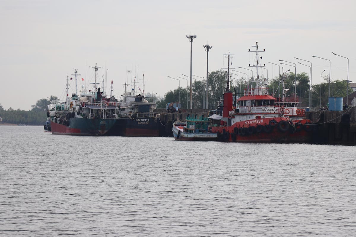 The-shallow-Kantang-Channel-hinders-international-shipping-for-the-import-and-export-of-goods-SPACEBAR-Photo01-2.jpg
