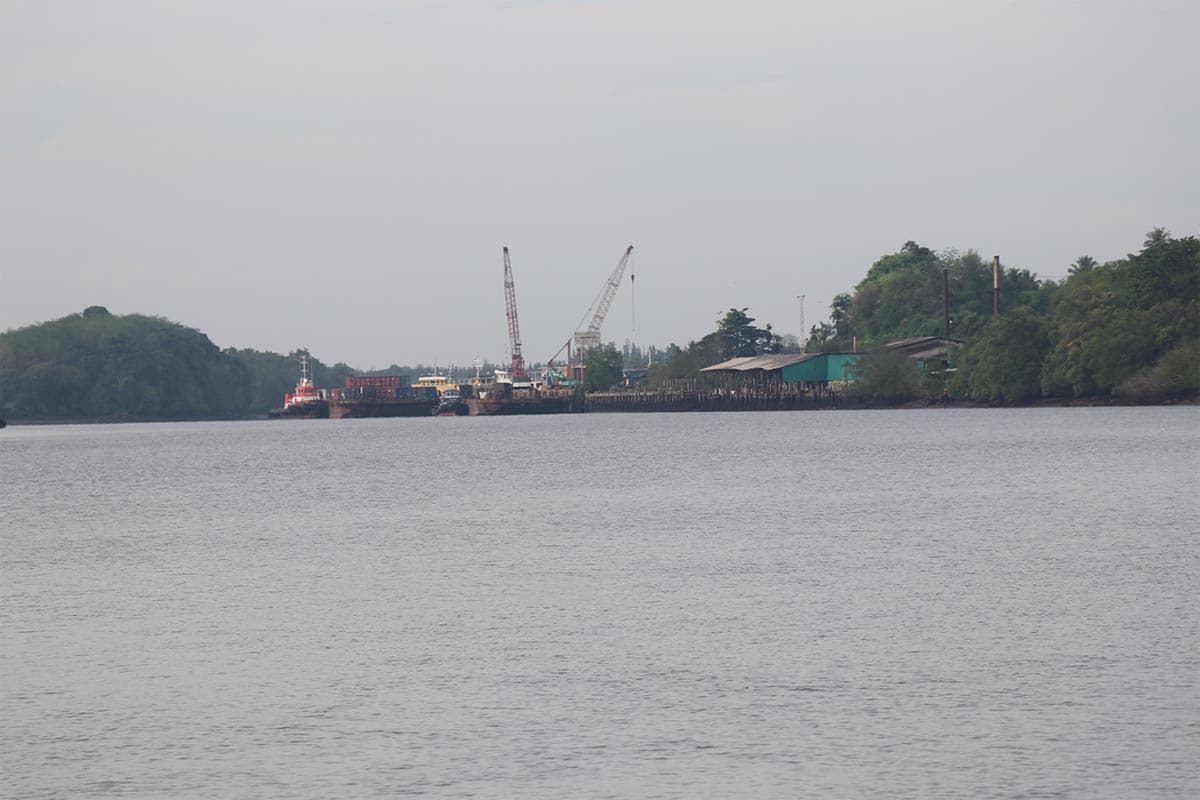 The-shallow-Kantang-Channel-hinders-international-shipping-for-the-import-and-export-of-goods-SPACEBAR-Photo02.jpg