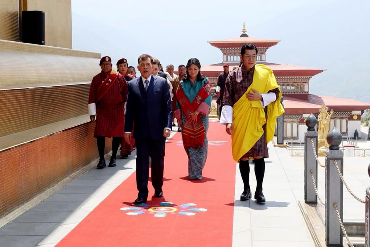 The_King_and_Queen_attend_the_Buddhist_chanting_ceremony_to_offer_blessings_SPACEBAR_Photo01_defa0b19a8.jpg