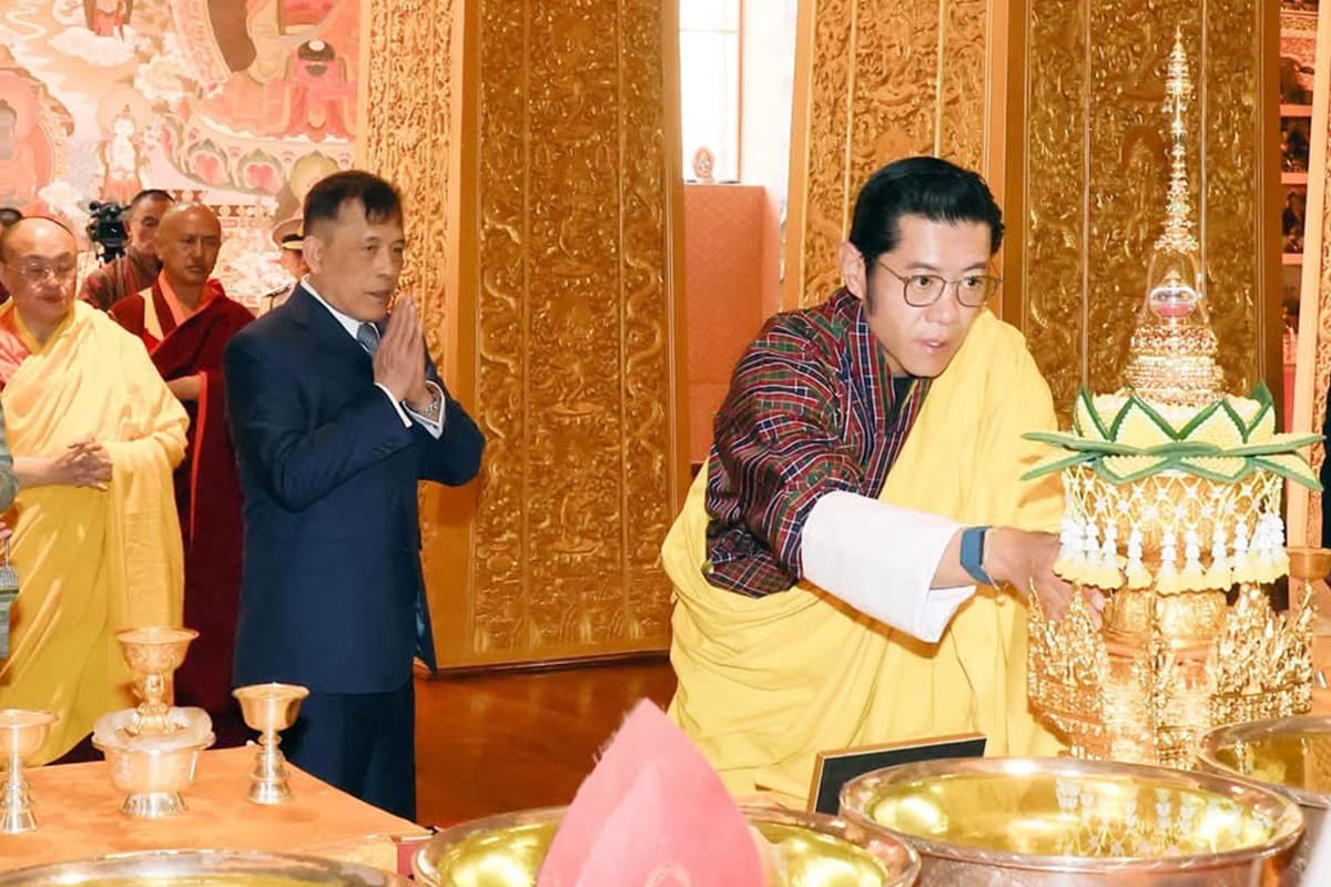The_King_and_Queen_attend_the_Buddhist_chanting_ceremony_to_offer_blessings_SPACEBAR_Photo02_ffcab12686.jpg
