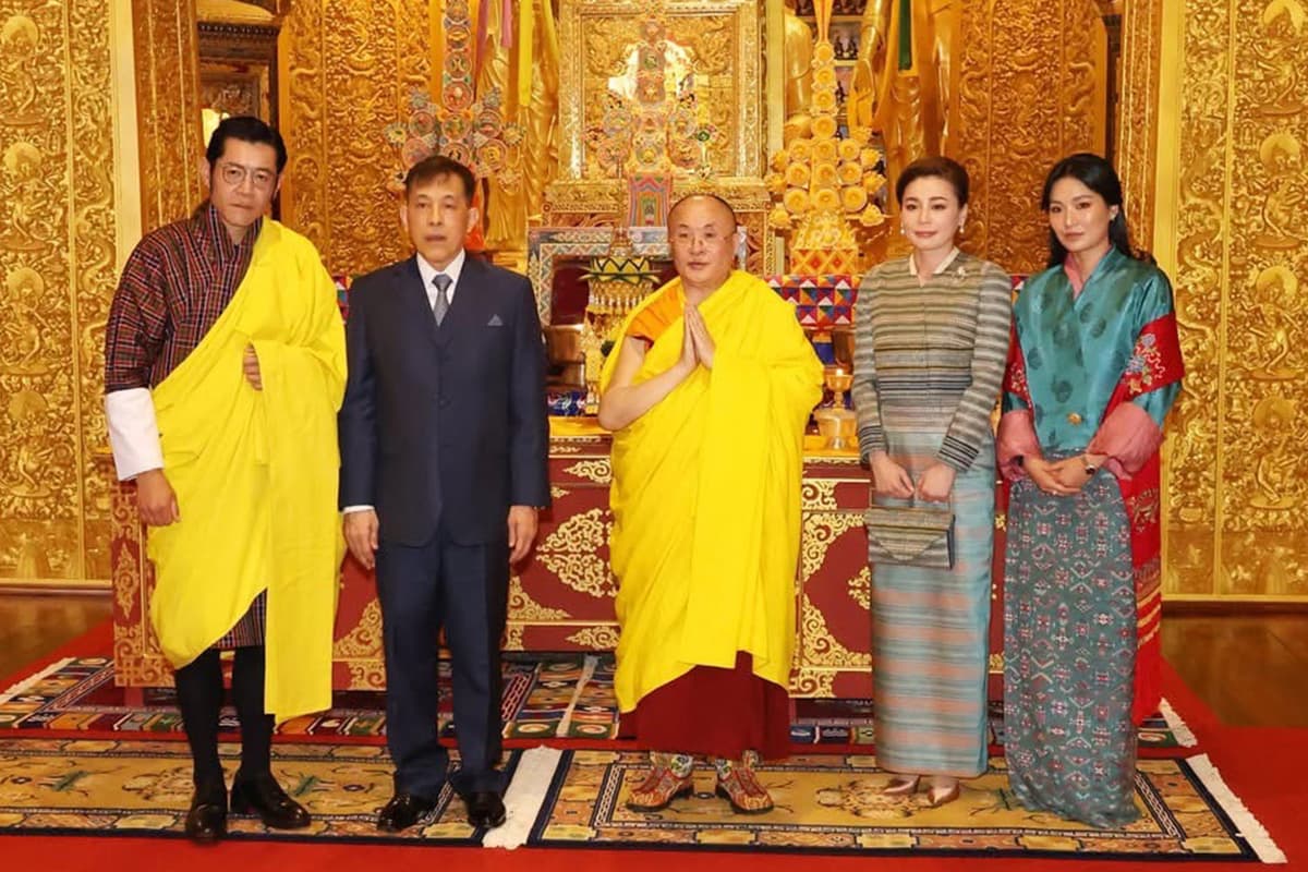 The_King_and_Queen_attend_the_Buddhist_chanting_ceremony_to_offer_blessings_SPACEBAR_Photo03_c8bb07b70d.jpg
