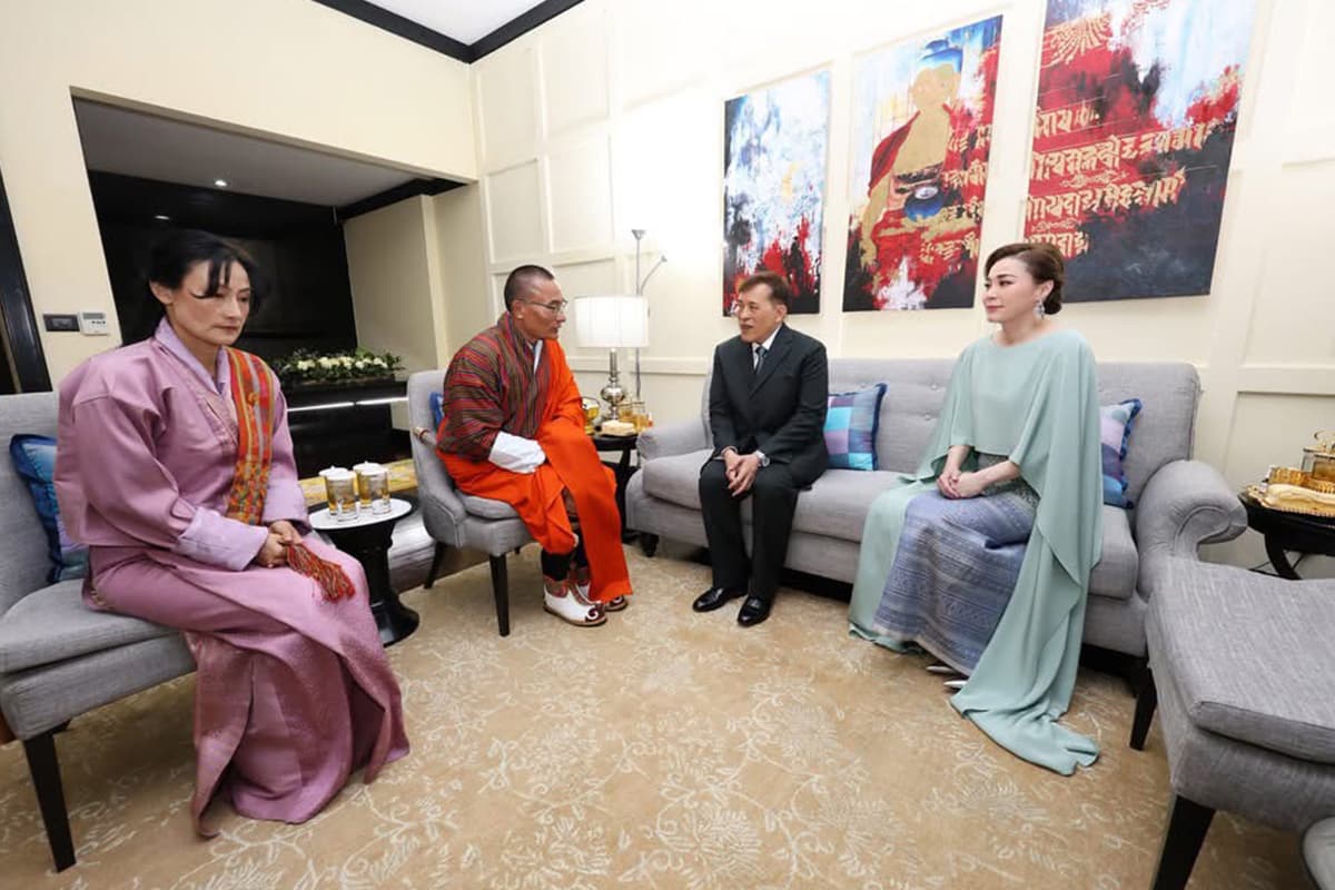The_King_and_Queen_attend_the_Buddhist_chanting_ceremony_to_offer_blessings_SPACEBAR_Photo08_605458a034.jpg