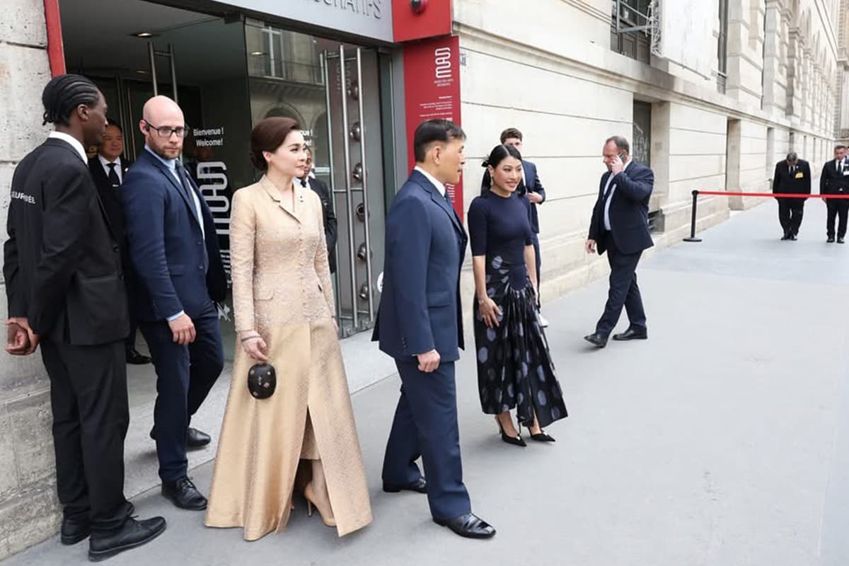 Their-Majesties-the-King-and-Queen-viewed-an-exhibition-of-Thai textiles-in-Paris-SPACEBAR-Photo01.jpg