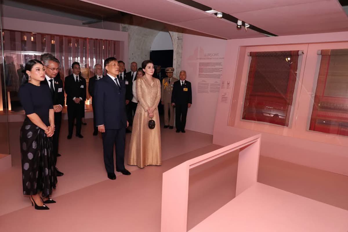 Their-Majesties-the-King-and-Queen-viewed-an-exhibition-of-Thai textiles-in-Paris-SPACEBAR-Photo05.jpg