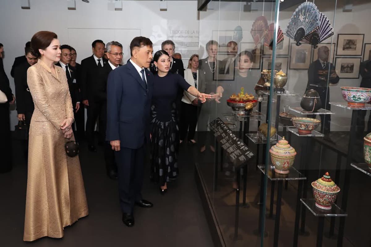 Their-Majesties-the-King-and-Queen-viewed-an-exhibition-of-Thai textiles-in-Paris-SPACEBAR-Photo06.jpg