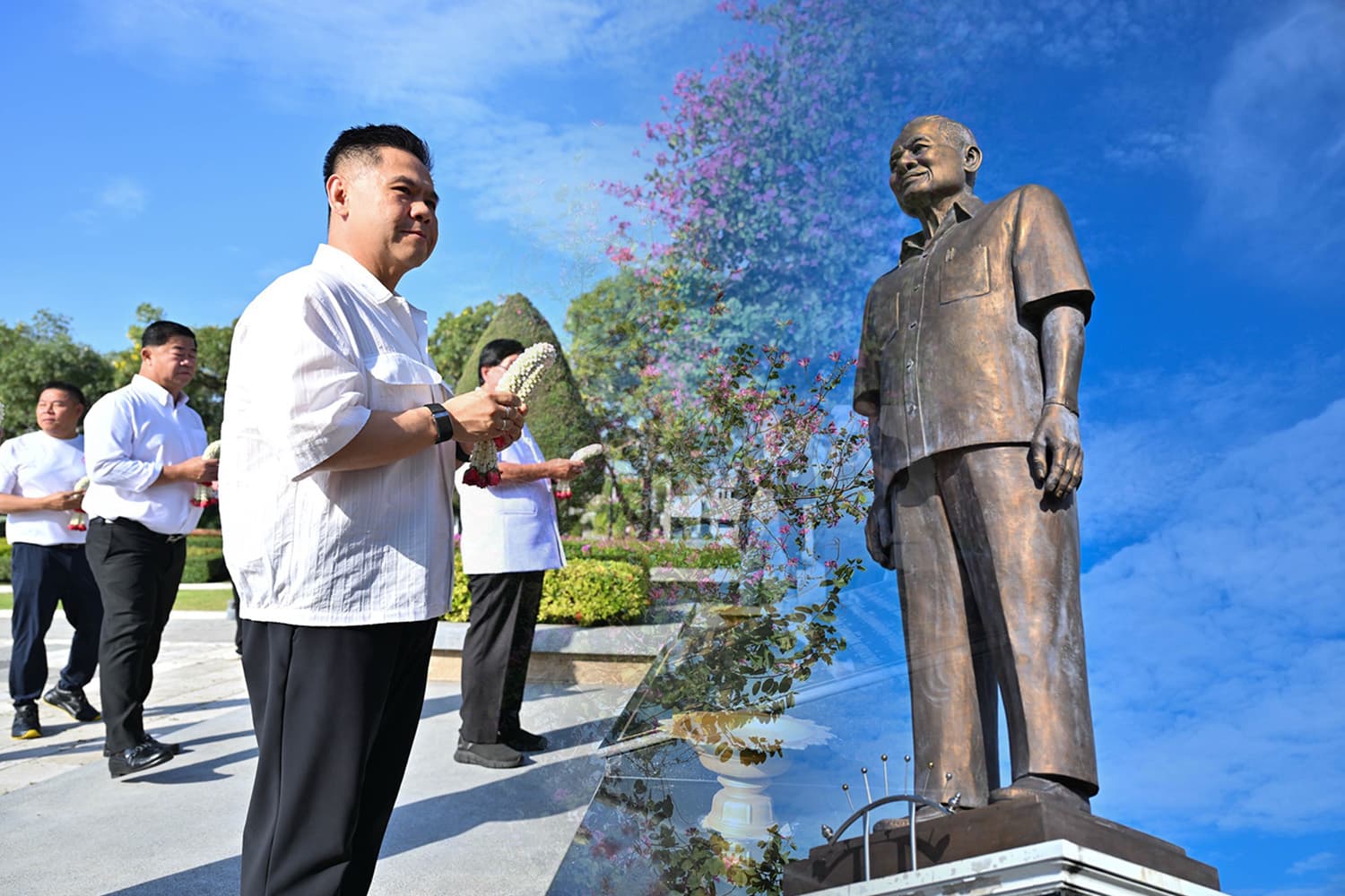 ‘ลูกท็อป’ ขอขมาพ่อบรรหาร เชื่ออยู่ ‘ภท.’ ดูแลคนสุพรรณฯ ดีขึ้น