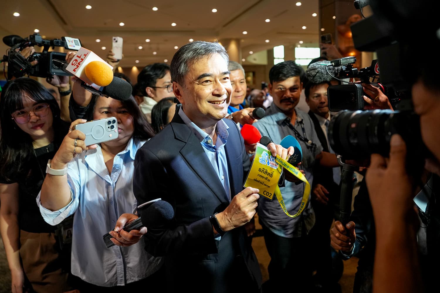 Photo Story : สีสันต์ก่อนเลือกหน.ใหม่ ลุ้น ‘อภิสิทธิ์’ มาเหนือ