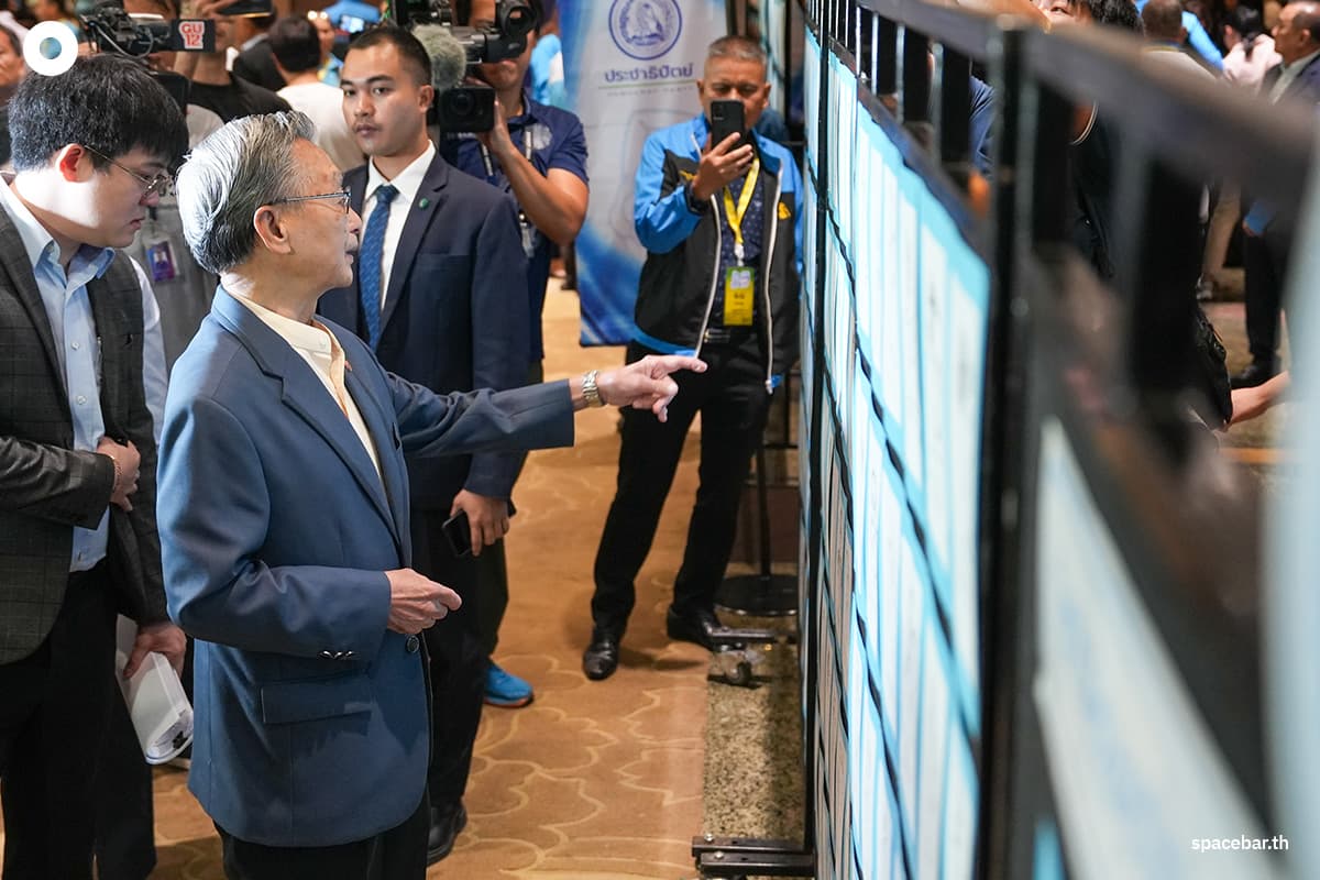 Which-person-was-chosen-as-the-leader-of-the-Democrat- Party-SPACEBAR-Photo04.jpg