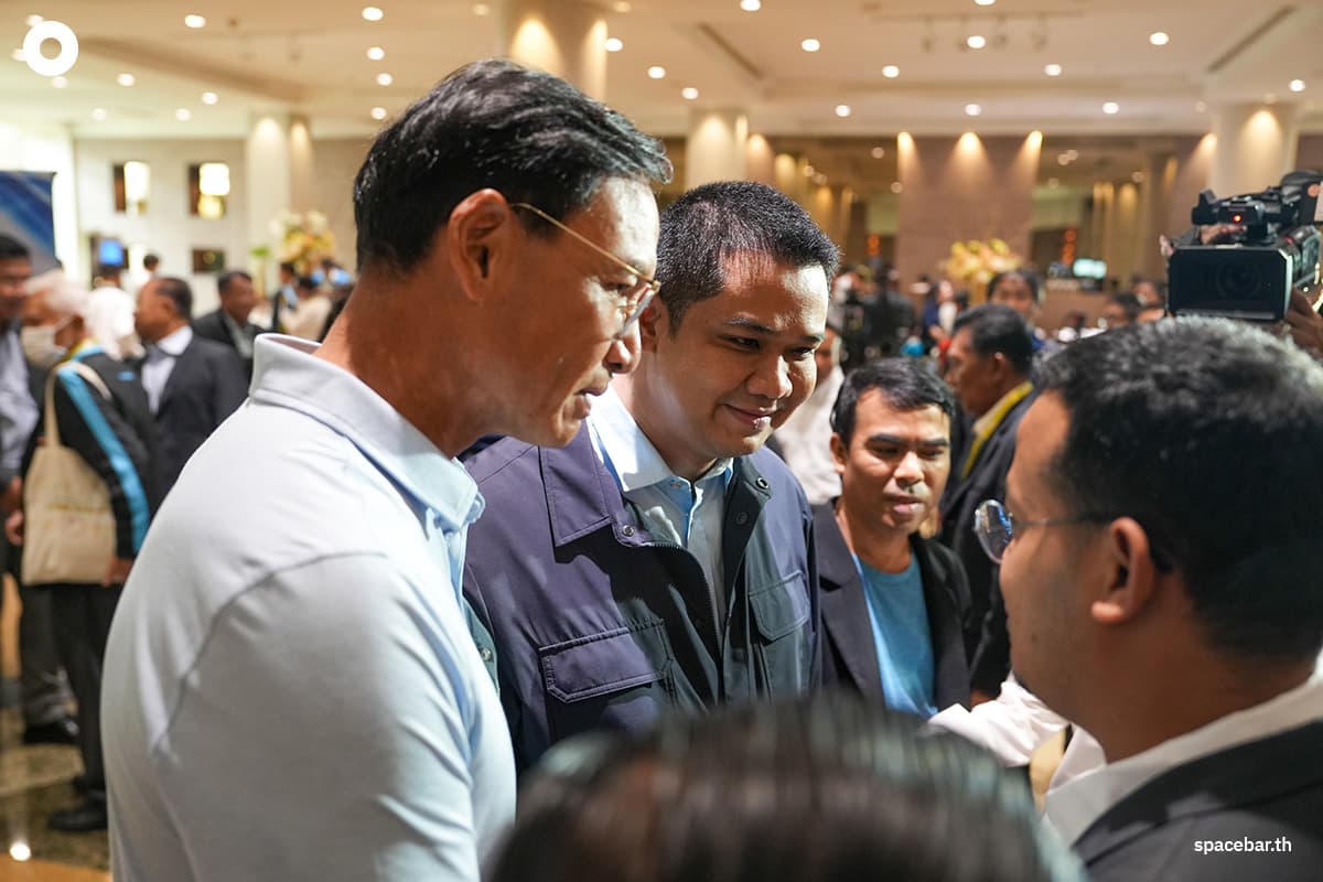 Which-person-was-chosen-as-the-leader-of-the-Democrat- Party-SPACEBAR-Photo05.jpg