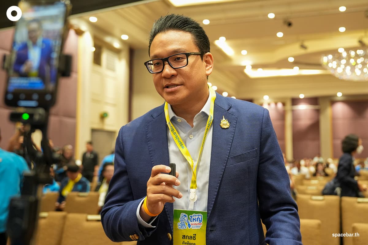 Which-person-was-chosen-as-the-leader-of-the-Democrat- Party-SPACEBAR-Photo06.jpg