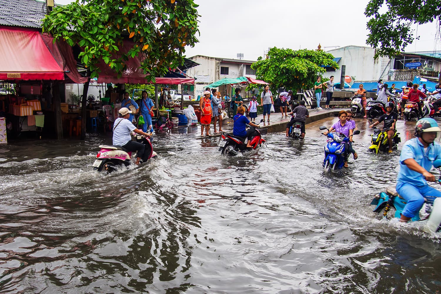 ฝนตกในช่วง “น้ำทะเลหนุนสูง” น้ำจะท่วมขังนานมากขึ้นทุกปี ทำไม? จึงเป็นเช่นนั้น