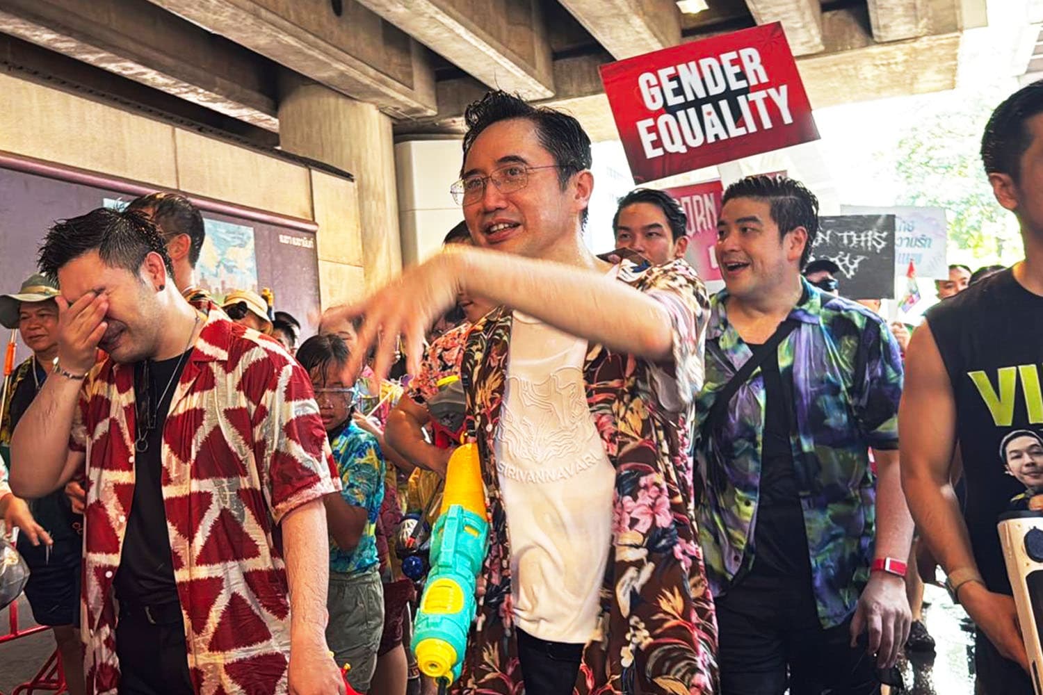 'ยศชนัน-ธงธรรม' บุกสีลมเล่นน้ำสงกรานต์ ชมจัดงานดีแม้เผชิญวิกฤตพลังงาน